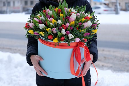 101 разноцветный тюльпан в коробке "Лучший город"